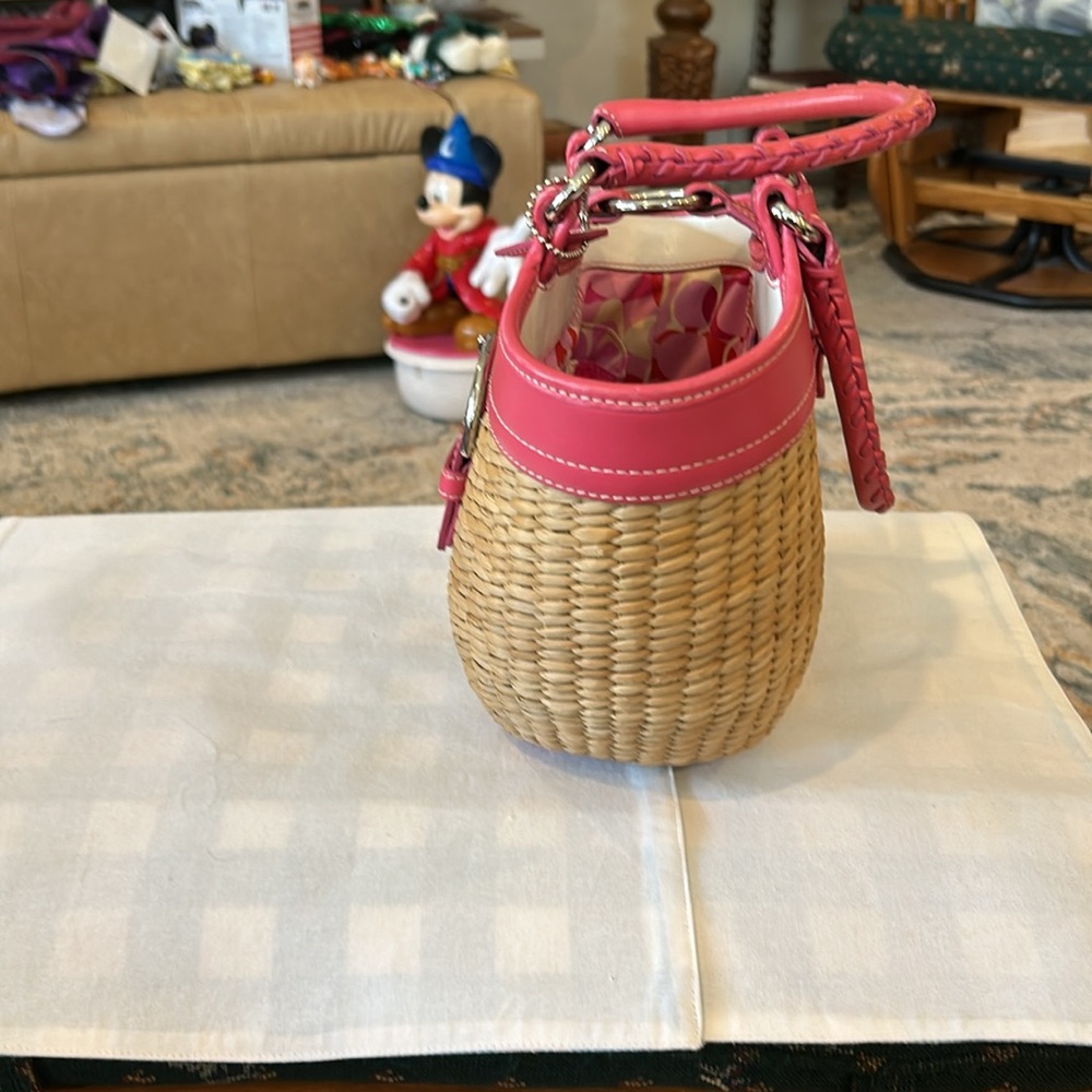Coach, straw and pink leather handled bag with snap closure pink lining - Picture 2 of 9